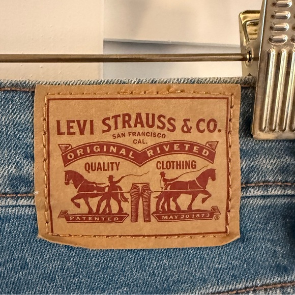 Levi’s Women’s Mom Jean with Raw Hem Size 24 - Picture 13 of 13